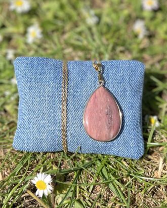 Collier chaîne dorée et pendentif en rhodochrosite