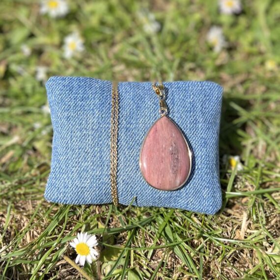Collier chaîne dorée et pendentif en rhodochrosite