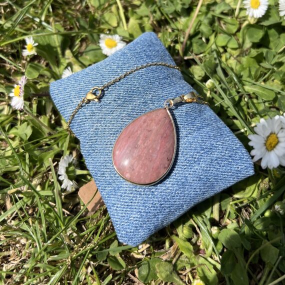 Collier chaîne dorée et pendentif en rhodochrosite – Image 2