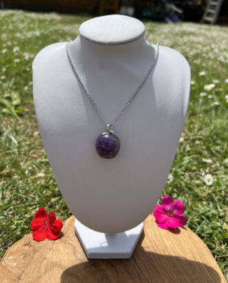 Collier en pierre naturelle d’améthyste en forme de pomme